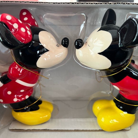 NWT-Disney Mickey and Minnie Kissing Salt and Pepper Shakers - Picture 3 of 11